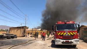 Gigantesco incendio afecta a 300 familias del campamento Violeta Parra de Cerro Navia