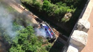 Al menos 14 muertos y varios heridos tras caída de autobús desde un puente en Brasil