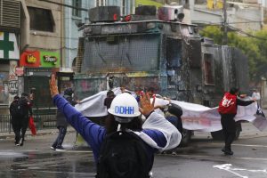 Estudio UDP sobre defensores de DD.HH. en Chile: Se deben adoptar "medidas urgentes" para su protección
