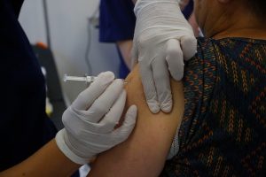 COVID-19: Más de 400 voluntarios participan en ensayo clínico de vacuna SinoVac en Chile