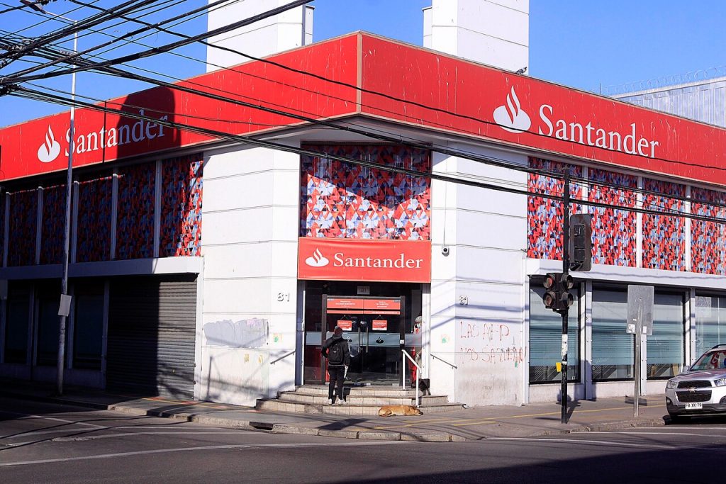 “Trato abusivo, transfóbico y humillante”: Mujer presenta recurso de protección contra Banco Santander