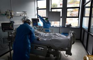 “No podemos normalizar este colapso”: Colmed y Comisión de Salud emplazan al gobierno por 99% de ocupación de camas UCI
