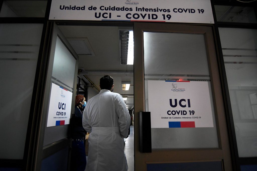 COVID-19 en Chile: Hospitalizaciones en camas críticas se incrementan e Izkia Siches habla de medidas «más cruentas»