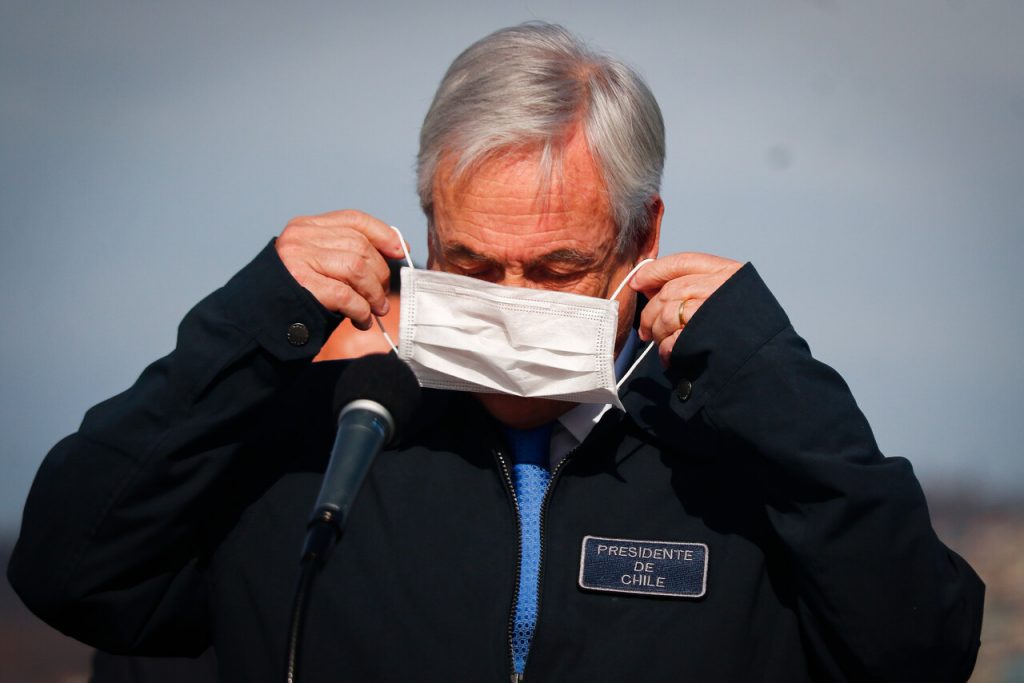 La explicación de la mujer que se fotografió con Piñera sin mascarilla: “Fuimos irresponsables”