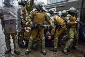 Marcha de guerrilleros, manifestantes drogados y uso de escopetas para causar dolor: Las reveladoras declaraciones de Carabineros a Contraloría