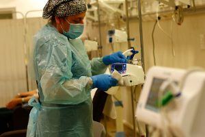 Masivo brote de coronavirus en Hospital de Los Ángeles afecta a 335 personas