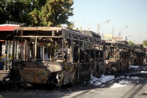Intendente Guevara asegura que quema de buses fue “un grave atentado a los DD.HH.”
