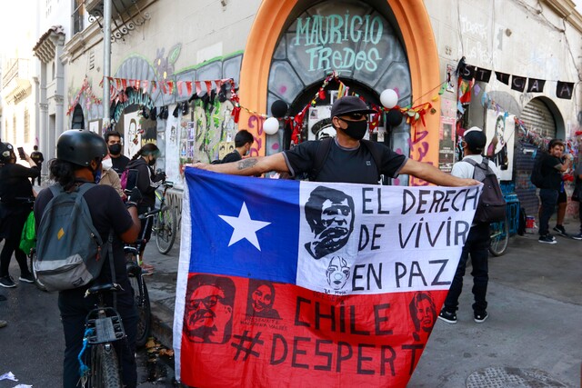 Manifestantes concurren a Plaza de la Dignidad para conmemorar un año de la muerte de Mauricio Fredes