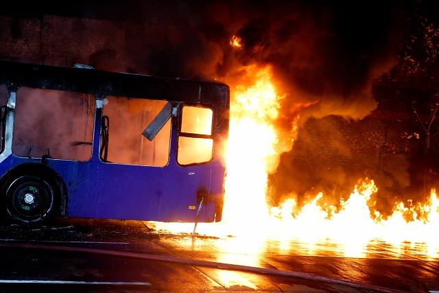 Estación Central: Despliegue de Bomberos por incendio de cuatro buses RED durante marcha por la liberación de los presos del estallido