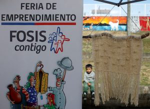 FOSIS desvincula a 28 personas en pandemia: Trabajadores a contrata y a honorarios paralizan actividades y exigen reintegro de sus colegas