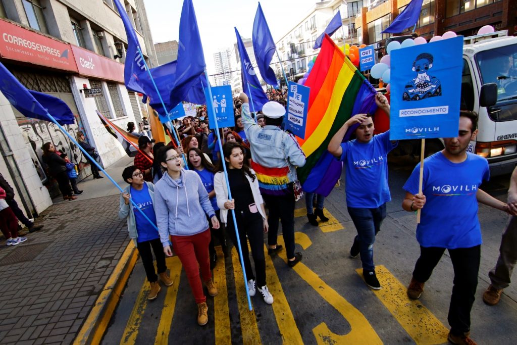 Organización migrante y Movilh suscriben acuerdo para mejorar la calidad de vida de extranjeros LGBTIQ+ en Chile