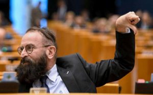 Organizador de la orgía con eurodiputado denuncia a la policía por homofobia