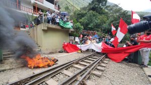 Pobladores peruanos cierran acceso a Machu Picchu e interrumpen vía férrea