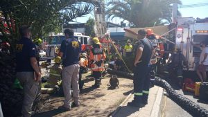 Bomberos rescata sin vida a hombre que cayó más de 10 metros a una alcantarilla en Av. Matta
