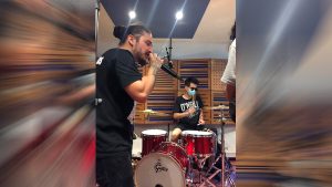 Santaferia invita a Gustavo Gatica a tocar batería en sesión en vivo que será transmitida por streaming