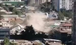 Pluma de una grúa de construcción se desploma sobre casas de barrio residencial en Independencia