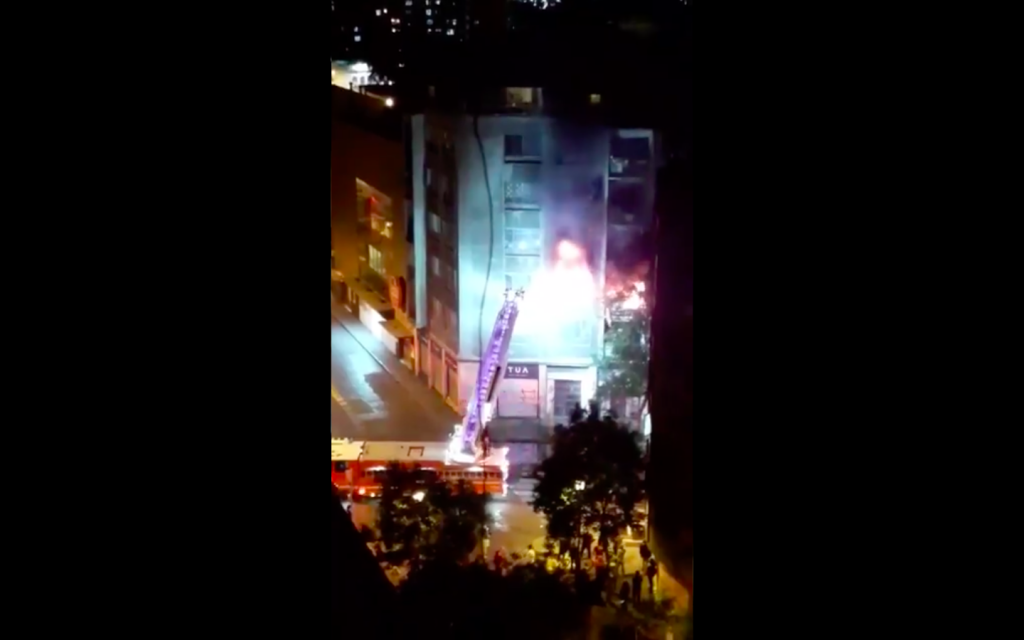 Incendio en edificio de Santiago centro consumió dos departamentos