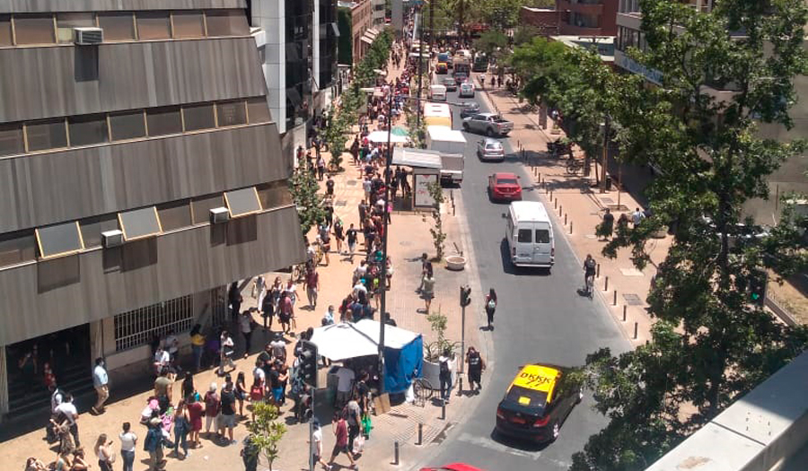 Grandes aglomeraciones se producen en malls del país: Cierran Plaza Trébol y Costanera Center se satura
