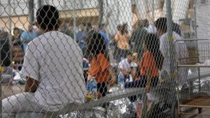 Medio millar de migrantes presos en centros de detención de EE.UU. tienen COVID-19