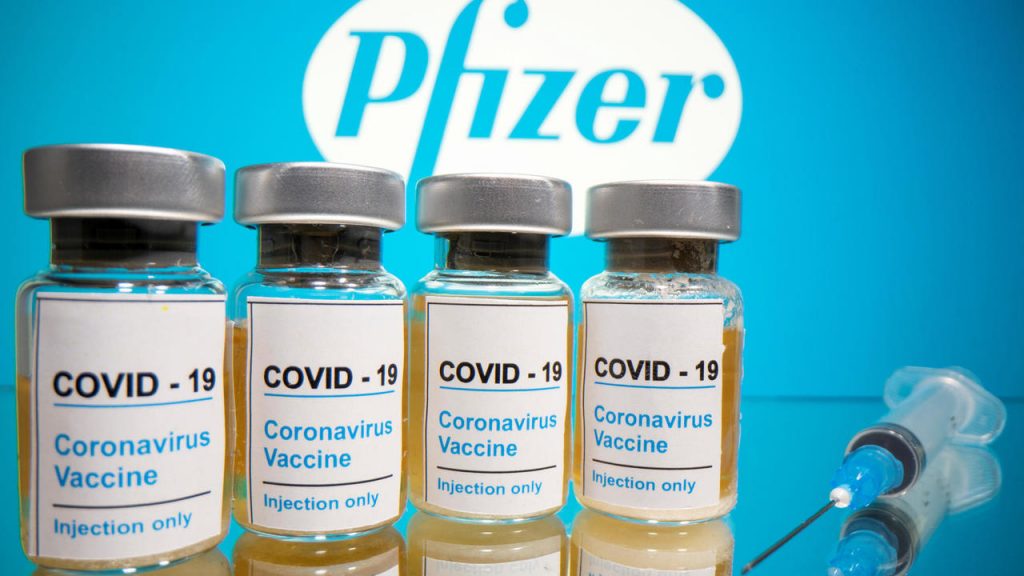 BioNTech advierte que su vacuna desarrollada junto a Pfizer debiera considerar una tercera dosis