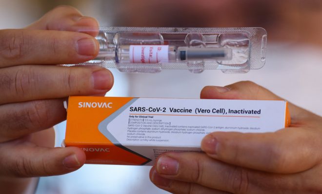 Aseguran que vacuna de Sinovac es eficaz contra variantes británica y sudafricana
