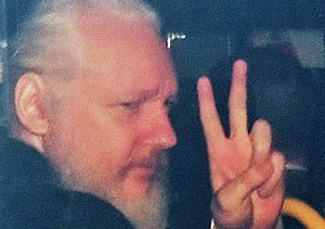 Andrés Manuel López Obrador ofrece asilo político a Julian Assange en México