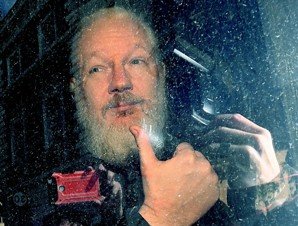 Por riesgo a su salud: Reino Unido rechaza la extradición de Julian Assange a EE.UU.