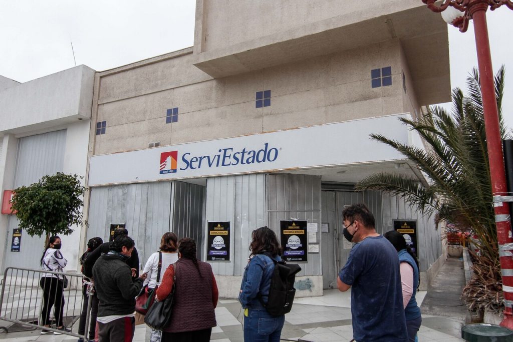 Tras aglomeraciones en sucursales, BancoEstado extiende plazo para renovar tarjeta CuentaRUT sin chip