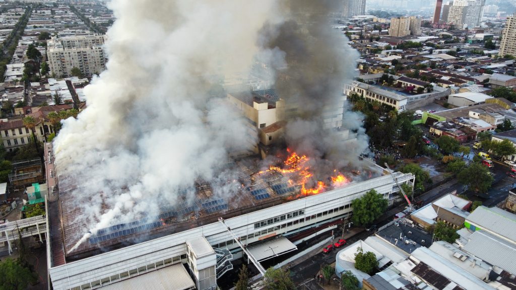 Voraz incendio en Hospital San Borja: Pacientes y funcionarios han debido ser evacuados