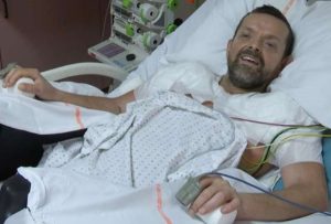 Exitosa recuperación de hombre que recibió trasplante de brazos y hombros en Francia
