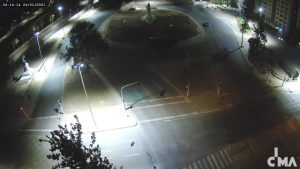 Plaza Dignidad: Automóvil chocó a carro blindado de Carabineros en pleno toque de queda y se dio a la fuga