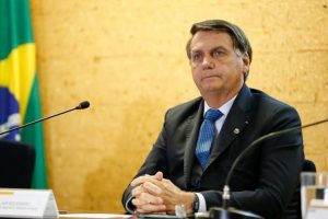 Bolsonaro abre polémica al extender bandera gigante de Brasil en Presidencia