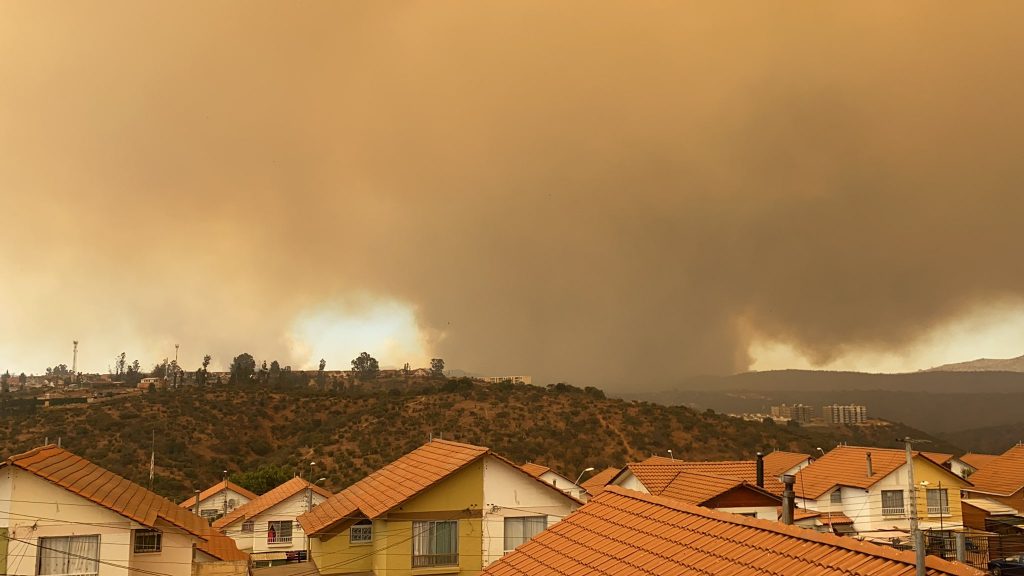 Alerta Roja en Valparaíso y Quilpué por rápido avance de incendio forestal en Reserva Nacional Lago Peñuelas