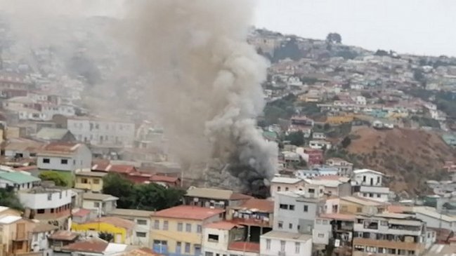 Otra vez Valparaíso: Incendio en Cerro Cordillera consumió al menos dos viviendas