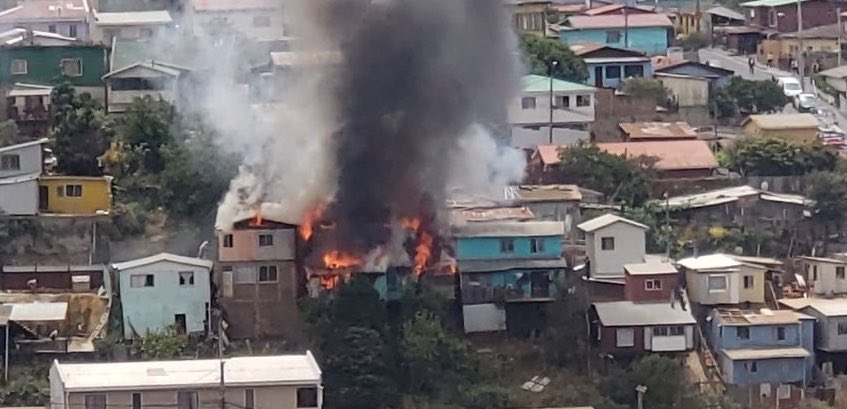 Incendio en Cerro Toro de Valparaíso consume varias casas: Falta de agua complica labor de Bomberos