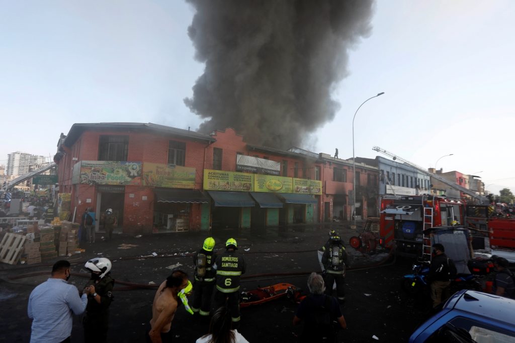 19 compañías de Bomberos combaten incendio desatado en la Vega Central