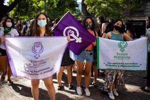 Tras pañuelazo feminista: Servel cita a reunión extraordinaria ante cuestionamientos por Ley de Paridad