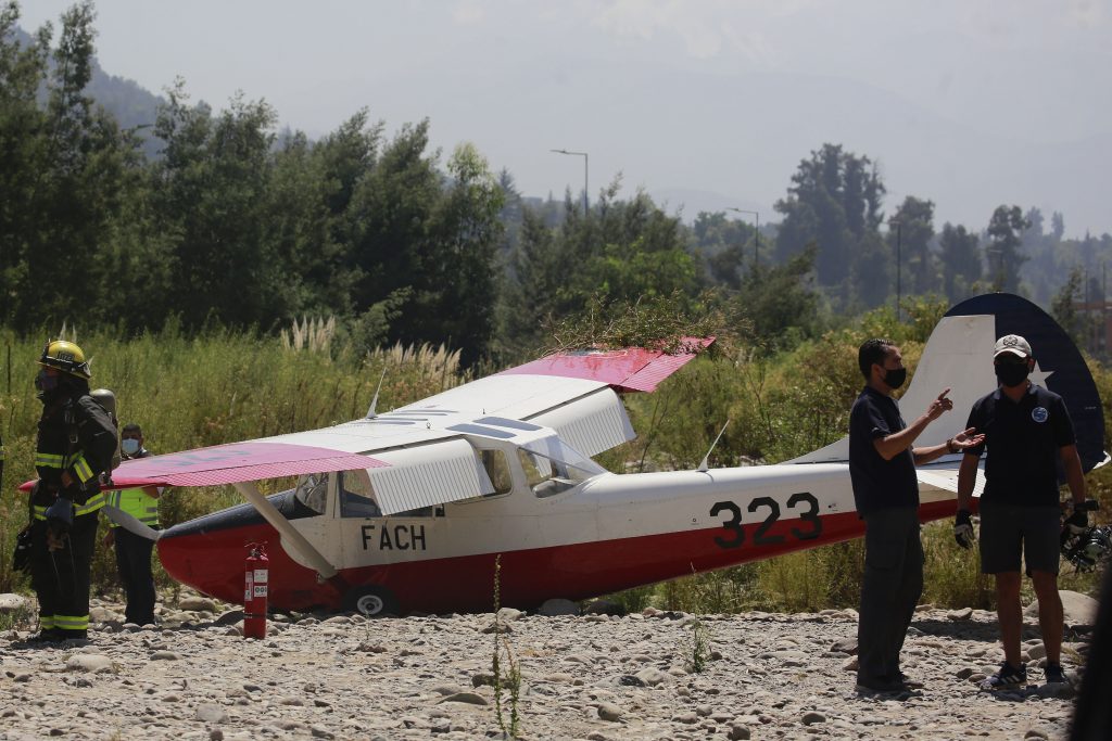 Avioneta de la FACH cayó en el lecho del río Mapocho