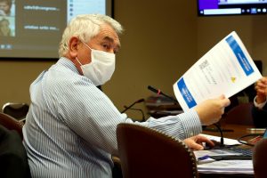 Acusan al Minsal de disminuir especialistas para “desmantelar” la salud pública