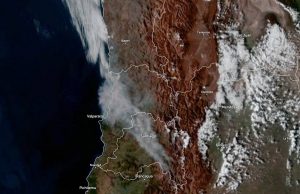 Nube de humo del incendio en Quilpué se expande a la RM y Región de Coquimbo