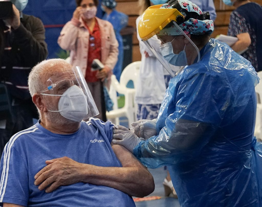 Día histórico: Chile inicia la vacunación masiva contra COVID-19 con adultos mayores dando el ejemplo