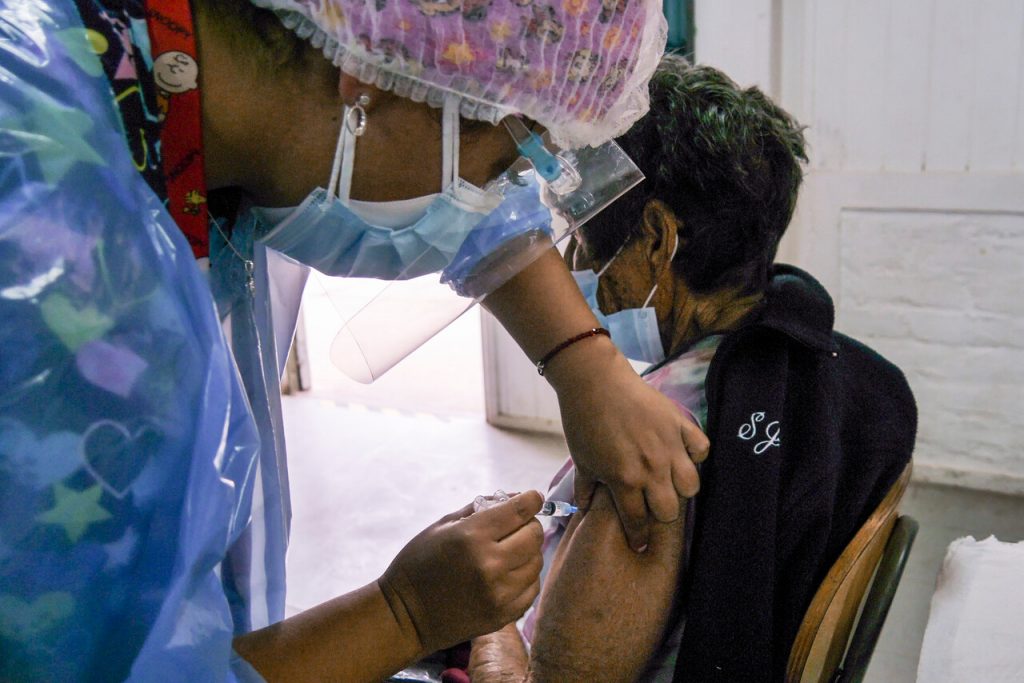 Proceso de vacunación: Casi 1.500 locales habilitados y más de 1 millón de dosis distribuidas en primer balance
