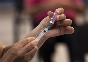 Declaran admisible recurso de pacientes con VIH contra protocolo de vacunación del Minsal