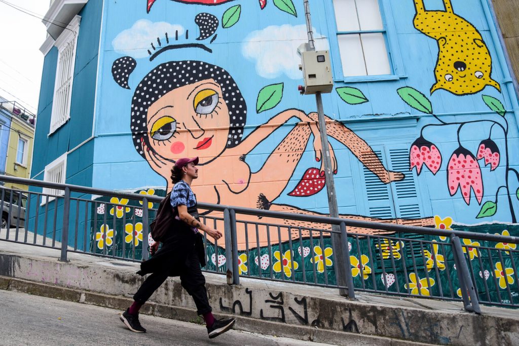 Consejo de Monumentos llama a Mon Laferte a regularizar su mural en Valparaíso
