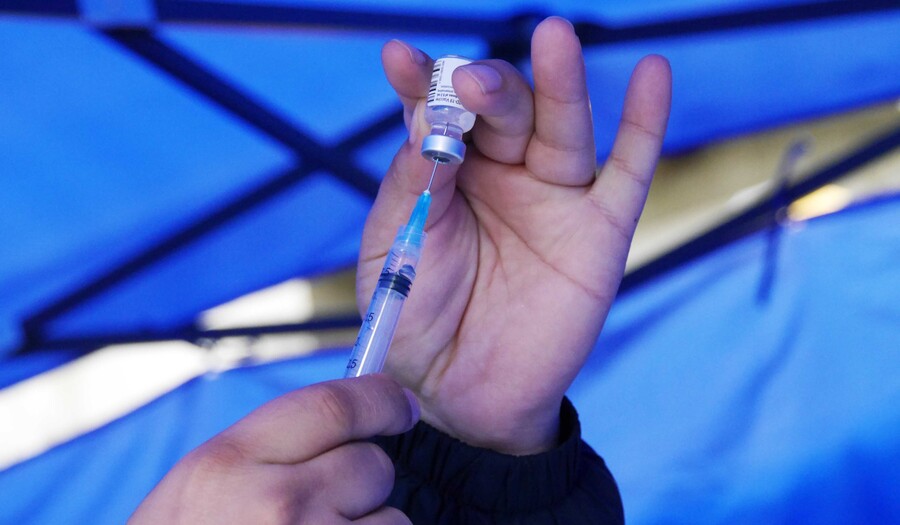 Sinovac anuncia que China autoriza el uso de urgencia de su vacuna en menores de edad