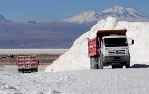 Chile solicita arbitraje internacional con empresa de EE.UU. que extrae litio en el Salar de Atacama