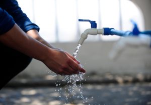 Más de 500 candidaturas constituyentes se han comprometido a garantizar el acceso al agua como un derecho