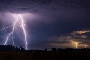 MeteoChile emite aviso por posibles tormentas eléctricas en cuatro regiones del país