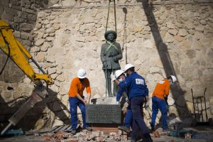 España: Retiran la última estatua del dictador Francisco Franco que quedaba en el país