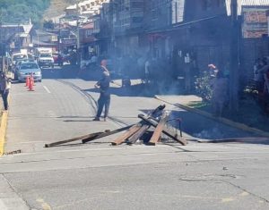 Panguipulli: Barricadas y manifestaciones en las calles de la ciudad luego de muerte de malabarista a manos de Carabineros